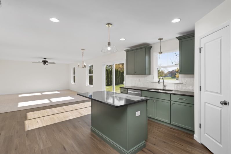 kitchen-eat-in-family