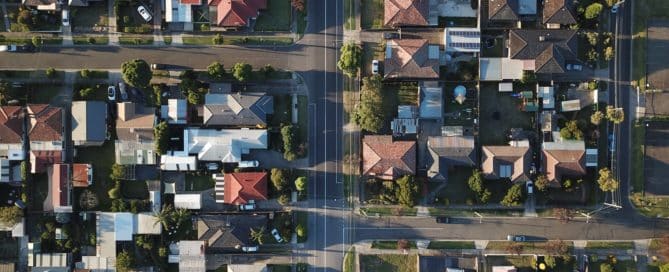 bird's eye view of a housing community